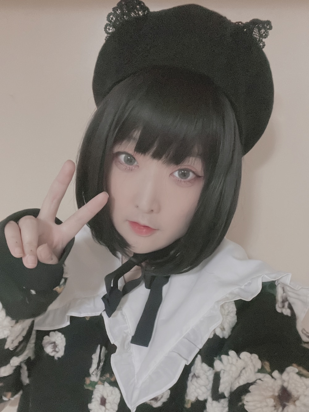 ホワイト系のシャツ/ブラウス、ブラック系のその他アウター、ブラック系のハンチング/ベレー帽を着用したレディースの秋コーディネートの1枚目の写真