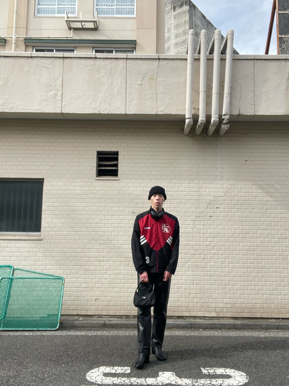 「adidas、ナイロンジャケット、90’s、PRADA、ハンドバッグ、Maison Margiela、メゾンマルジェラ、tabi、足袋ブーツ、レザーパンツ、ビーニー、Yライン」｜「adidasのアイテム（ナイロンジャケット、レッド系）」を使った、nomoさん（メンズ・180cm）の冬コーディネートの1枚目の写真