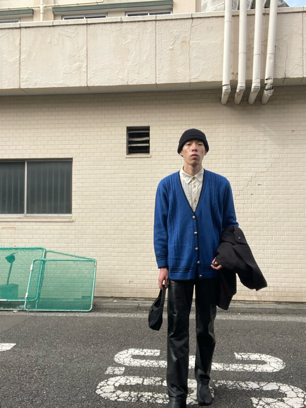 「カーディガン、ヴィンテージ、Pコート、Maison Margiela、メゾンマルジェラ、足袋ブーツ、レザーパンツ、PRADA、ハンドバッグ、モード」｜「VINTAGEのアイテム（カーディガン/ボレロ、ブルー系）」を使った、nomoさん（メンズ・180cm）の冬コーディネートの1枚目の写真