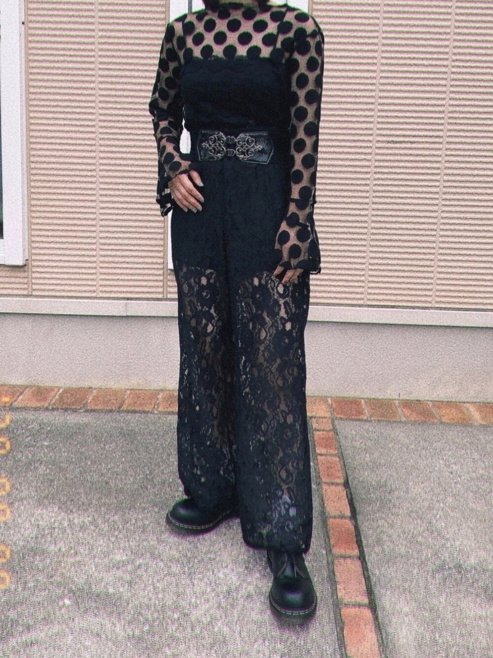 ベルトを使った「レースフレアパンツ」の人気ファッション