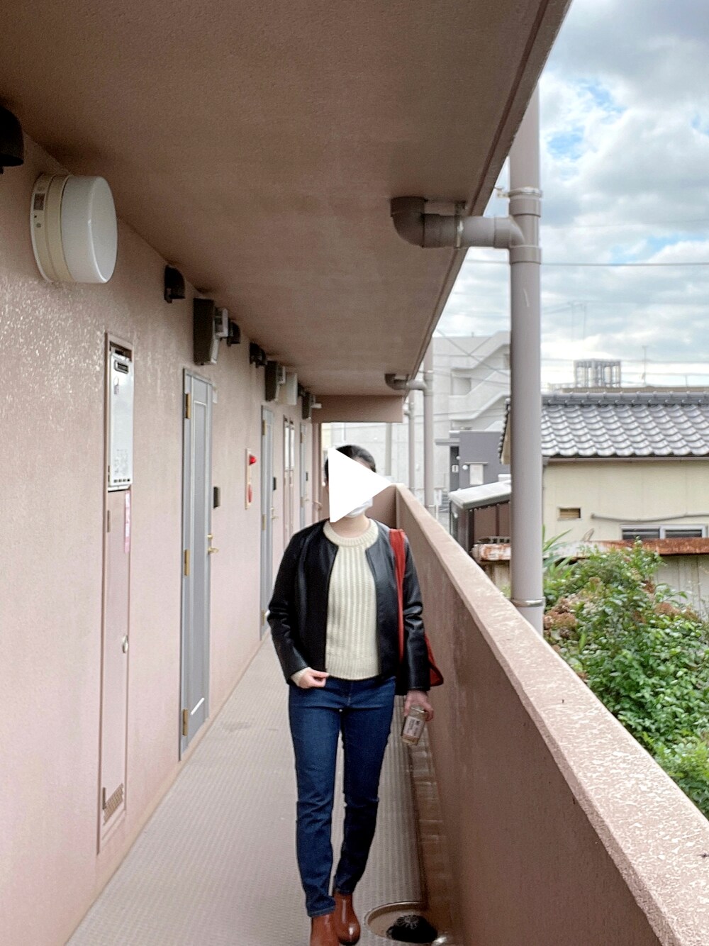 「休日コーデ、カジュアル、おしゃれさんと繋がりたい、ニットコーデ、今日のコーデ、デニムパンツ、ニット×デニム、ユニクロ、エイチアンドエム、H&M、ライダースジャケット、ローゲージタートルネックセーター、サイドゴアブーツ」｜「UNIQLOのアイテム（ニット/セーター、ホワイト系）」を使った、みっすさん（レディース・160cm）の秋コーディネートの1枚目の写真