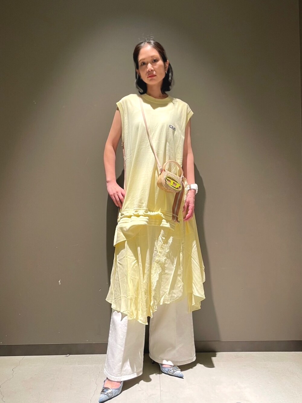 「大人かわいい、カジュアル、春、春色、春服デビュー宣言、イエロー、レモンイエロー、ホワイトパンツ、ホワイトデニム、ママコーデ、Diesel、DIESELららぽーと富士見」｜「DIESELのアイテム（パンプス、ブルー系）」を使った、MIKIさん（レディース・164cm）の春コーディネートの1枚目の写真