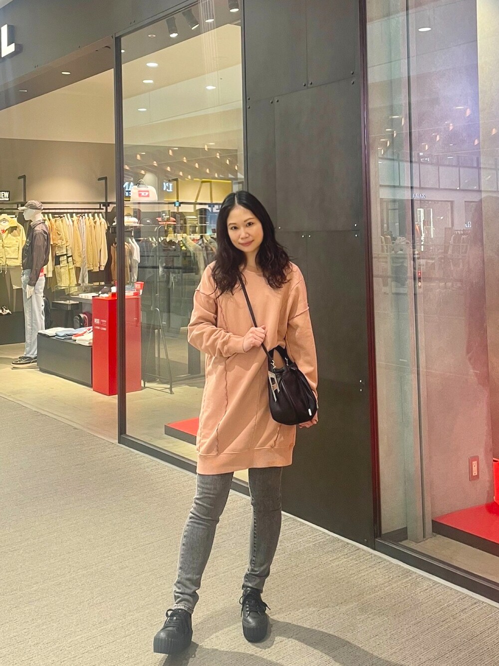 「カジュアル、パンツスタイル、今日のコーデ、シンプル、きれいめカジュアル、春コーデ、大人コーデ、ママコーデ、Diesel、DIESELららぽーと富士見」｜「DIESELのレディース ワンピース 長袖 スウェットドレス ビッグシルエット（ワンピース、ピンク系）」を使った、MIKIさん（レディース・164cm）の冬コーディネートの1枚目の写真