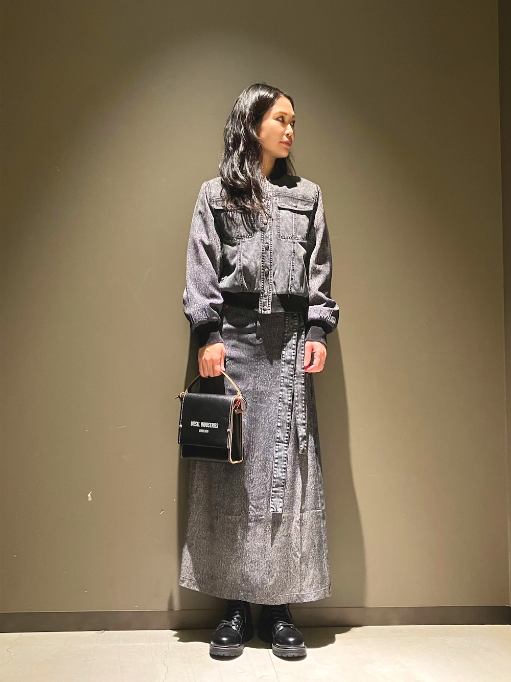「オトナカジュアル、秋のコーデ、大人女子、ミニバッグ、ロングスカート、セットアップ、トロンプルイユ、ママコーデ、Diesel、DIESELららぽーと富士見」｜「DIESELのレディース ジャケット ブルゾン デニム トロンプルイユ（ブルゾン、ブラック系）」を使った、MIKIさん（レディース・164cm）の秋コーディネートの1枚目の写真