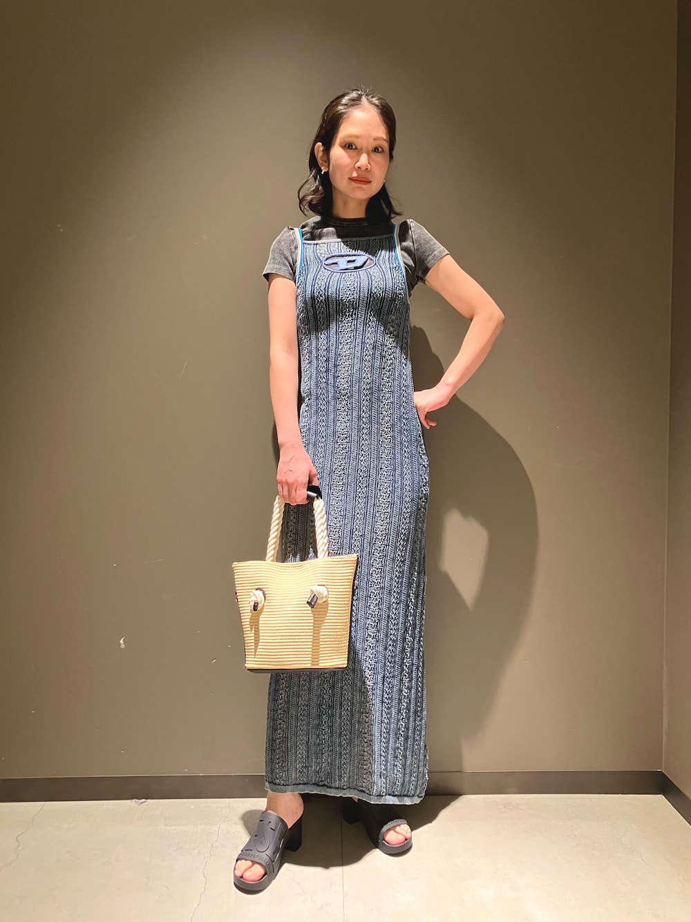 「春コーデ、オトナ女子、春服、休日スタイル、オトナカジュアル、カジュアル、春服デビュー宣言、ワンピース、かごバッグ、ママコーデ、Diesel、DIESELららぽーと富士見」｜「DIESELのレディース 半袖 リブ Tシャツ トップス（Tシャツ/カットソー、ブラック系）」を使った、MIKIさん（レディース・164cm）の春コーディネートの1枚目の写真