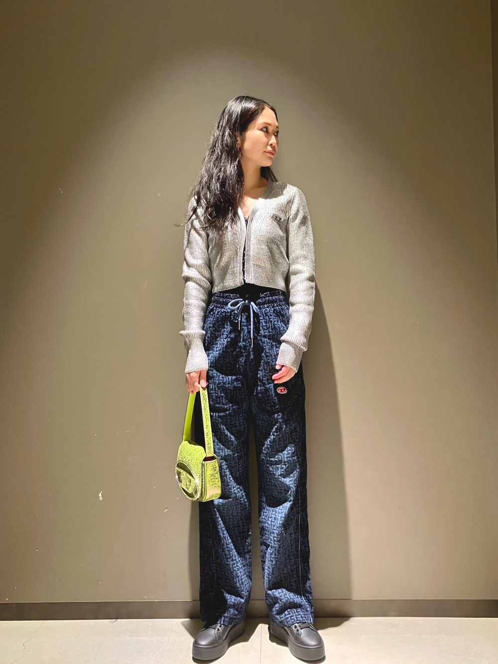 「大人コーデ、お出かけコーデ、ゆるコーデ、オトナ女子、ワイドパンツ、シルバー、1DR、ママコーデ、Diesel、DIESELららぽーと富士見」｜「DIESELのレディース ニット カーディガン ショート丈（カーディガン/ボレロ、グレー系）」を使った、MIKIさん（レディース・164cm）の冬コーディネートの1枚目の写真