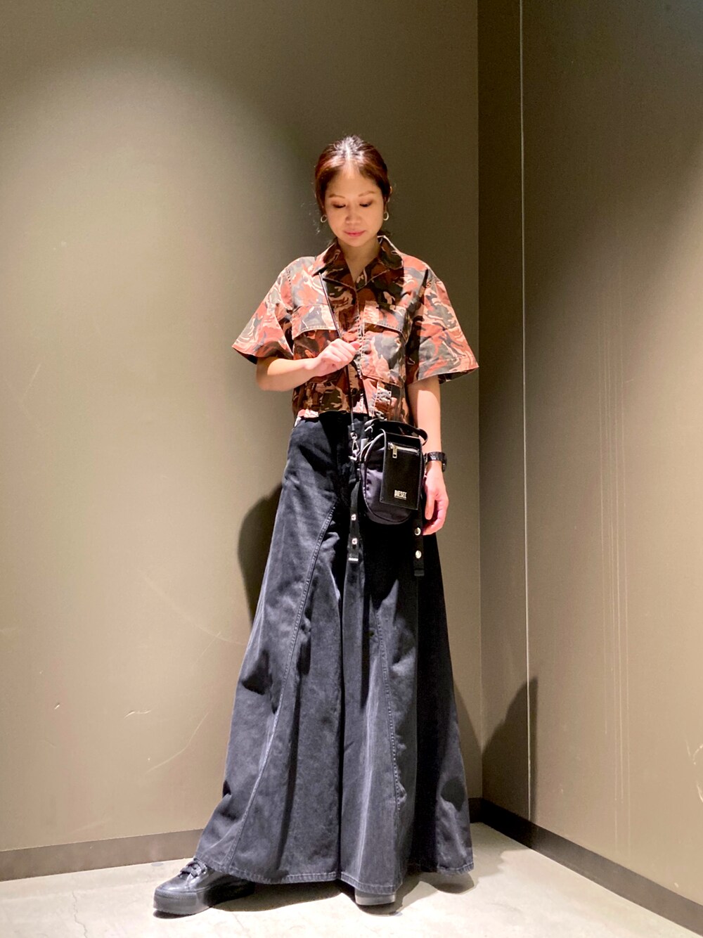 「楽チンコーデ、休日コーデ、春夏コーデ、パンツコーデ、オトナカジュアル、ワイドパンツ、シャツ、ママコーデ、Diesel、DIESELららぽーと富士見」｜「DIESELのDIESEL SS21 レディース ブーツカット フレア（デニムパンツ、ブラック系）」を使った、MIKIさん（レディース・164cm）の夏コーディネートの1枚目の写真