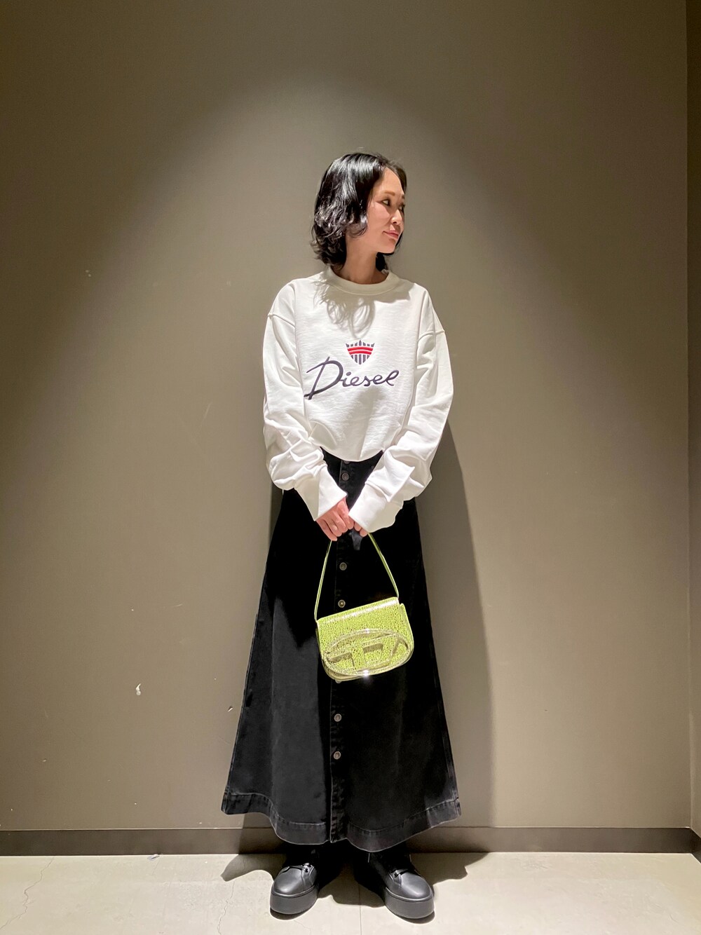 「大人カジュアル、おでかけコーデ、楽チンコーデ、秋冬コーデ、カジュアル、大人女子、ロングスカート、ママコーデ、ママファッション、Diesel、DIESELららぽーと富士見」｜「DIESELのメンズ スウェット ロゴ（スウェット、ホワイト系）」を使った、MIKIさん（レディース・164cm）の冬コーディネートの1枚目の写真