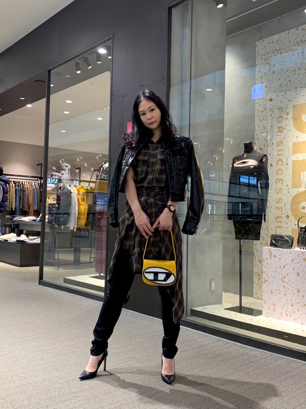 「大人カジュアル、秋冬コーデ、パンツスタイル、シンプルコーデ、ワンピース、キレイめ、大人女子、ママコーデ、Diesel、DIESELららぽーと富士見」｜「DIESELのレディース ブルゾン レギュラーフィット コーティング加工（ブルゾン、ブラック系）」を使った、MIKIさん（レディース・164cm）の冬コーディネートの1枚目の写真