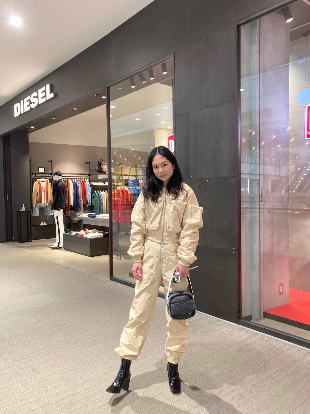 「シンプルコーデ、春先取り、大人カジュアル、カジュアル、春コーデ、ベージュ、セットアップ、ママコーデ、Diesel、DIESELららぽーと富士見」｜「DIESELのレディース ブルゾン ジャケット ショート丈　3Dポケット（ブルゾン、ホワイト系）」を使った、MIKIさん（レディース・164cm）の冬コーディネートの1枚目の写真