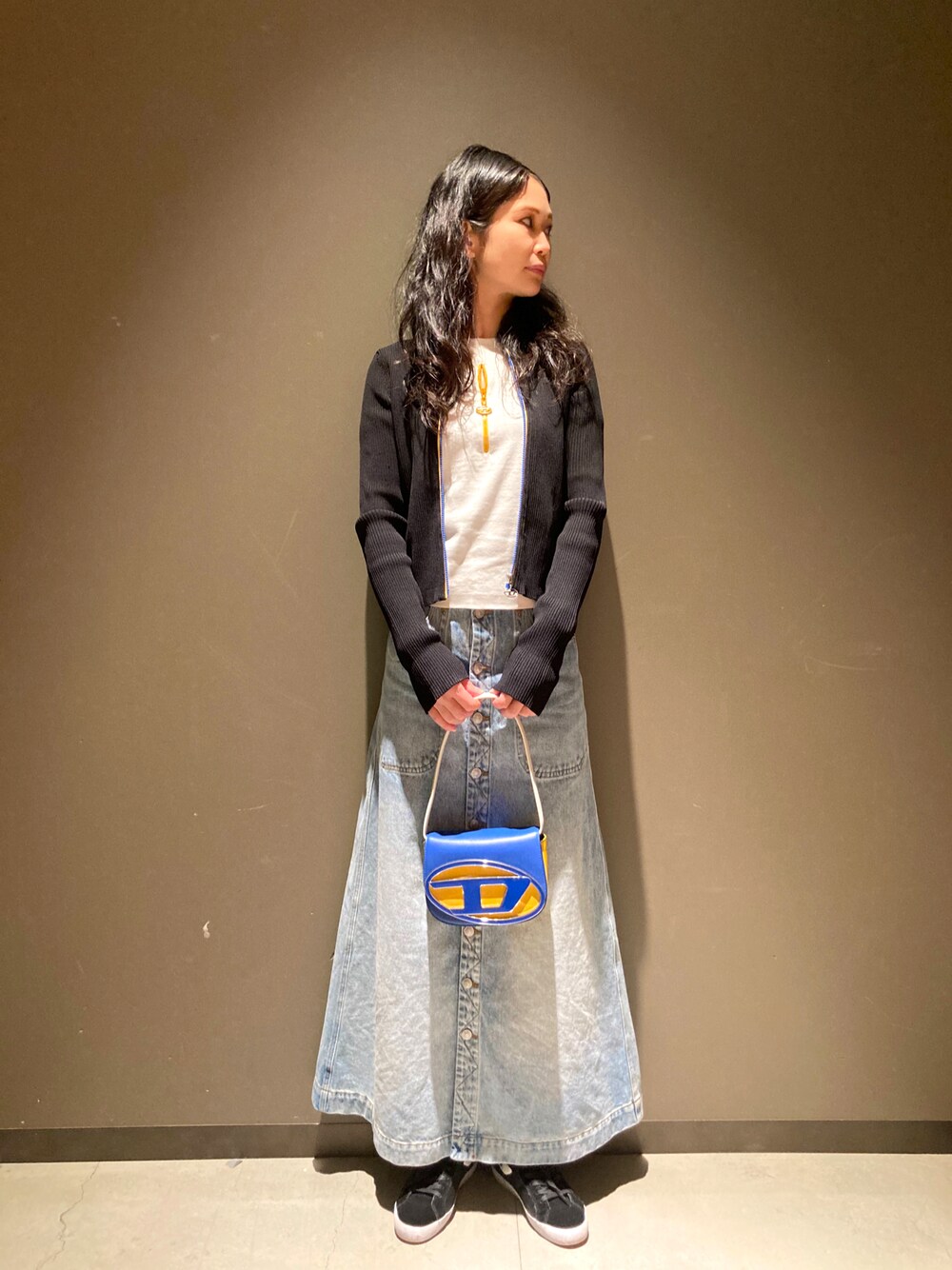 「大人女子、カジュアルコーデ、スニーカーコーデ、デニムスカート、ロングスカート、5月、ママコーデ、ママファッション、Diesel、DIESELららぽーと富士見」｜「DIESELのレディース 長袖 ニット カーディガン フロントジップ ライトジャケット（ニット/セーター、ブラック系）」を使った、MIKIさん（レディース・164cm）の春コーディネートの1枚目の写真