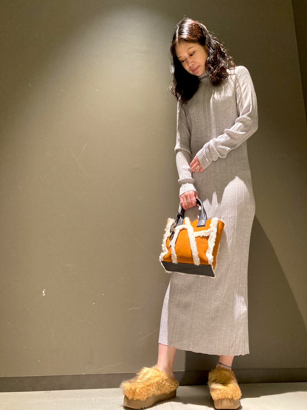 「秋冬コーデ、シンプル、秋コーデ、カジュアルコーデ、オトナ女子、ロングワンピース、スリッポン、ママコーデ、Diesel、DIESELららぽーと富士見」｜「DIESELのレディース タートルネック ニット リブニット ドロップショルダー マキシ丈（ワンピース、グレー系）」を使った、MIKIさん（レディース・164cm）の秋コーディネートの1枚目の写真