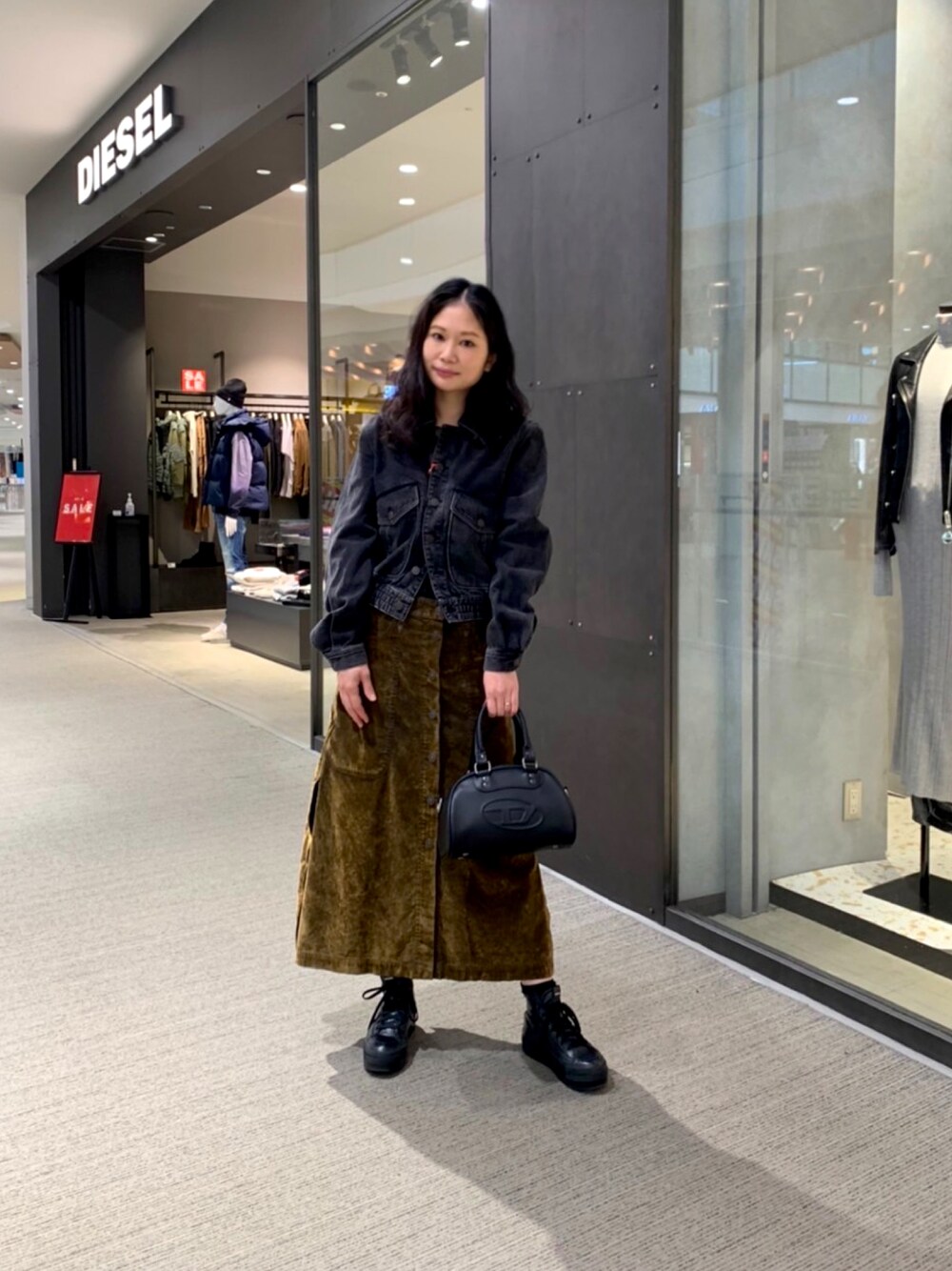 「シンプルコーデ、カジュアルコーデ、大人コーデ、秋冬コーデ、大人女子、ロングスカート、ママコーデ、ママファッション、Diesel、DIESELららぽーと富士見」｜「DIESELのレディース デニム スリム ボンバー ジャケット ブラック（デニムジャケット、ブラック系）」を使った、MIKIさん（レディース・164cm）の冬コーディネートの1枚目の写真