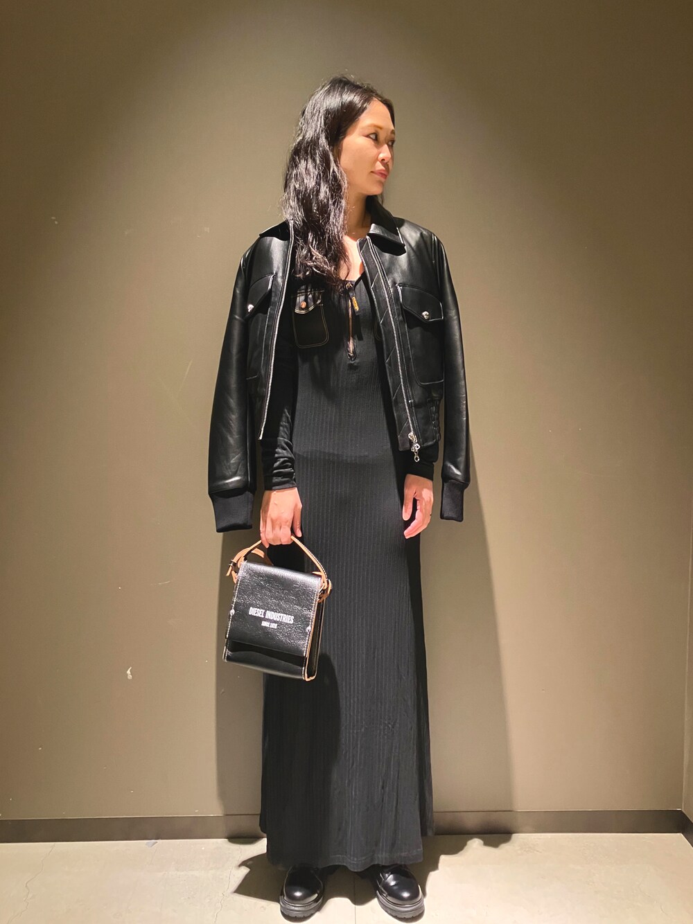 「シンプルスタイル、大人コーデ、オトナカジュアル、秋、ワントーンコーデ、キレイめ、ブラックコーデ、ママコーデ、Diesel、DIESELららぽーと富士見」｜「DIESELのレディース ジャケット フェイクレザー（ブルゾン、ブラック系）」を使った、MIKIさん（レディース・164cm）の秋コーディネートの1枚目の写真