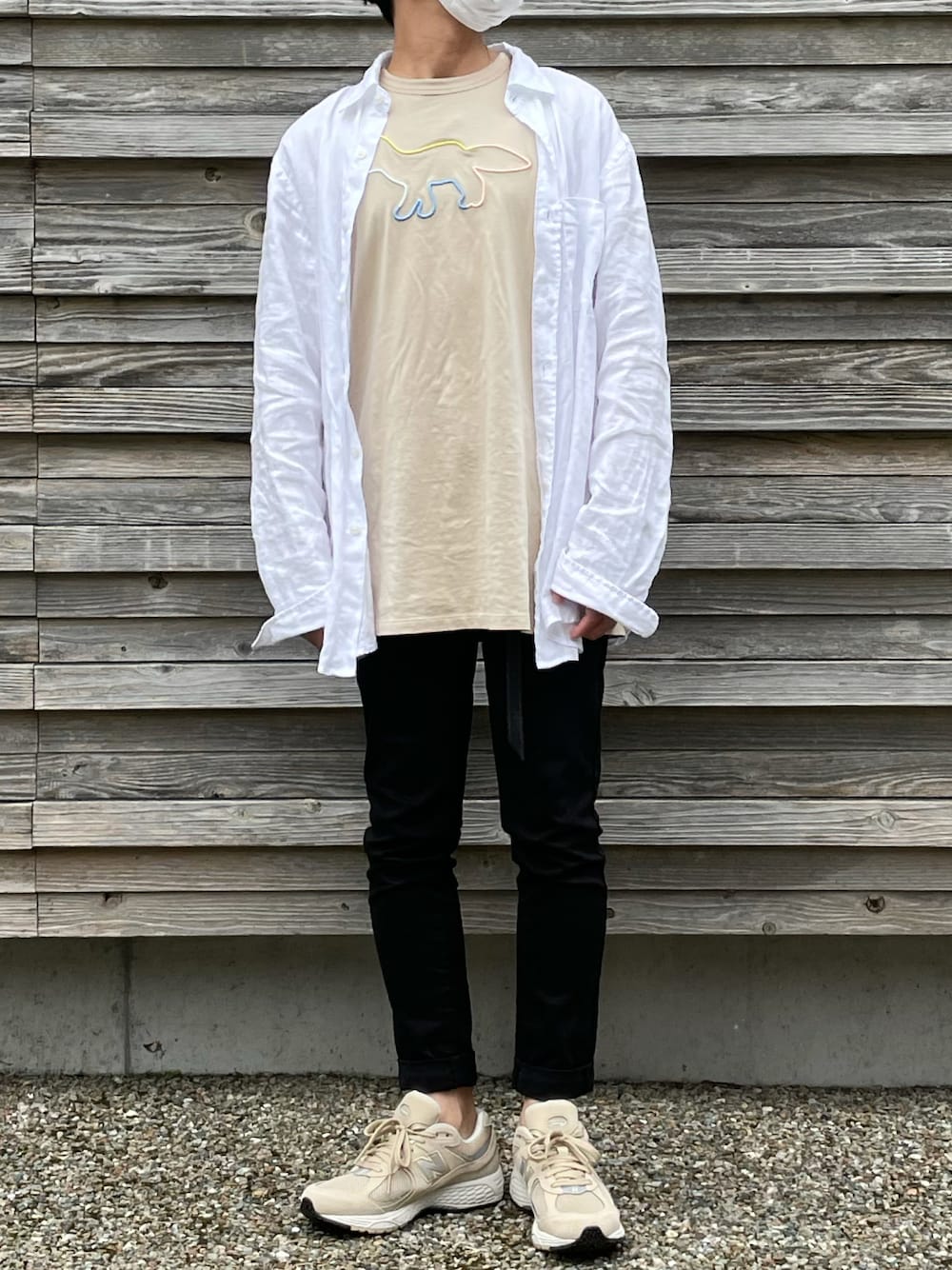 ベージュ系のTシャツ/カットソー、ブラック系のデニムパンツ、ベージュ系のスニーカーを着用したメンズの夏コーディネートの1枚目の写真