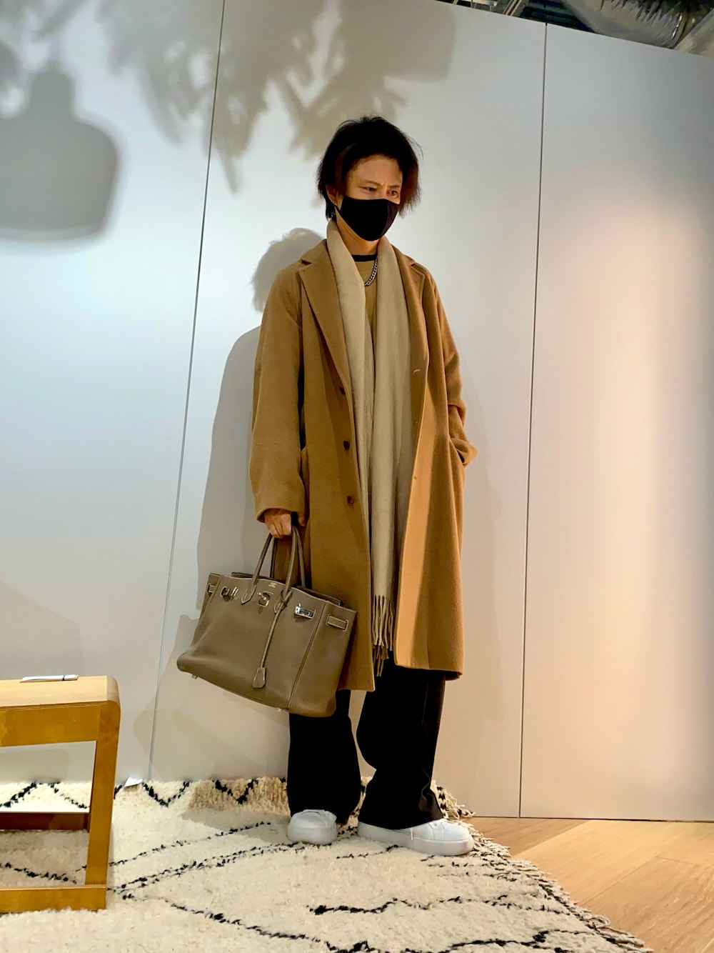 「オーラリー、UNIQLO、ユニクロ、ユニクロコーデ、プチプラ、プチプラコーデ、プチプラミックス、スニーカー、スニーカーコーデ、エルメス、HERMES、おしゃれさんと繋がりたい、カジュアルコーデ、大人カジュアル、コート」｜「HERMESのアイテム（ハンドバッグ、ベージュ系）」を使った、GYUNさん（メンズ・173cm）の冬コーディネートの1枚目の写真