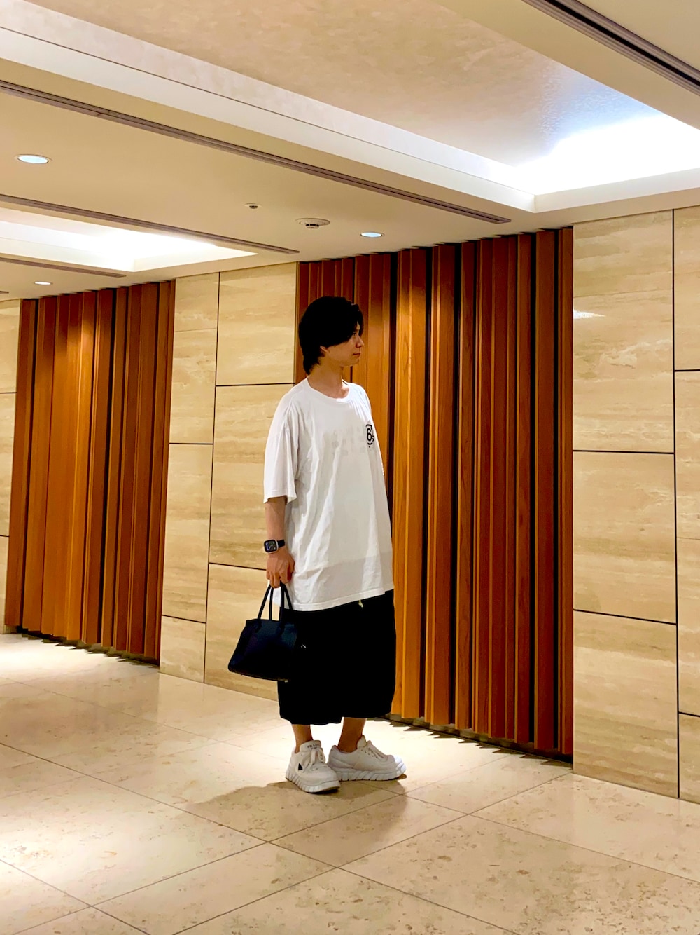 「レイヤードスタイル、プチプラ、休日スタイル、シンプルコーデ、モノトーン、スニーカー、ハーフパンツ、カジュアルコーデ、オトナカジュアル、お洒落さんとつながりたい、白Tシャツ、メンズファッション、オーバーサイズ、ビッグシルエット、お出かけコーデ」｜「Maison Margielaのアイテム（Tシャツ/カットソー、ホワイト系）」を使った、GYUNさん（メンズ・173cm）の夏コーディネートの1枚目の写真