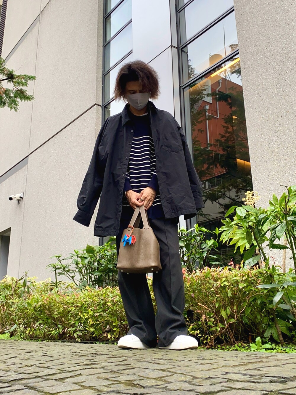 「エルメス、HERMES、ガンリュウ、PRADA、ユニクロ、UNIQLO、ユニクロコーデ、スニーカー、スニーカーコーデ、ニット、ボーダー、ネイビー、シャツスタイル、シャツ、カジュアルコーデ」｜「UNIQLOのアイテム（ニット/セーター、ブルー系）」を使った、GYUNさん（メンズ・173cm）の冬コーディネートの1枚目の写真