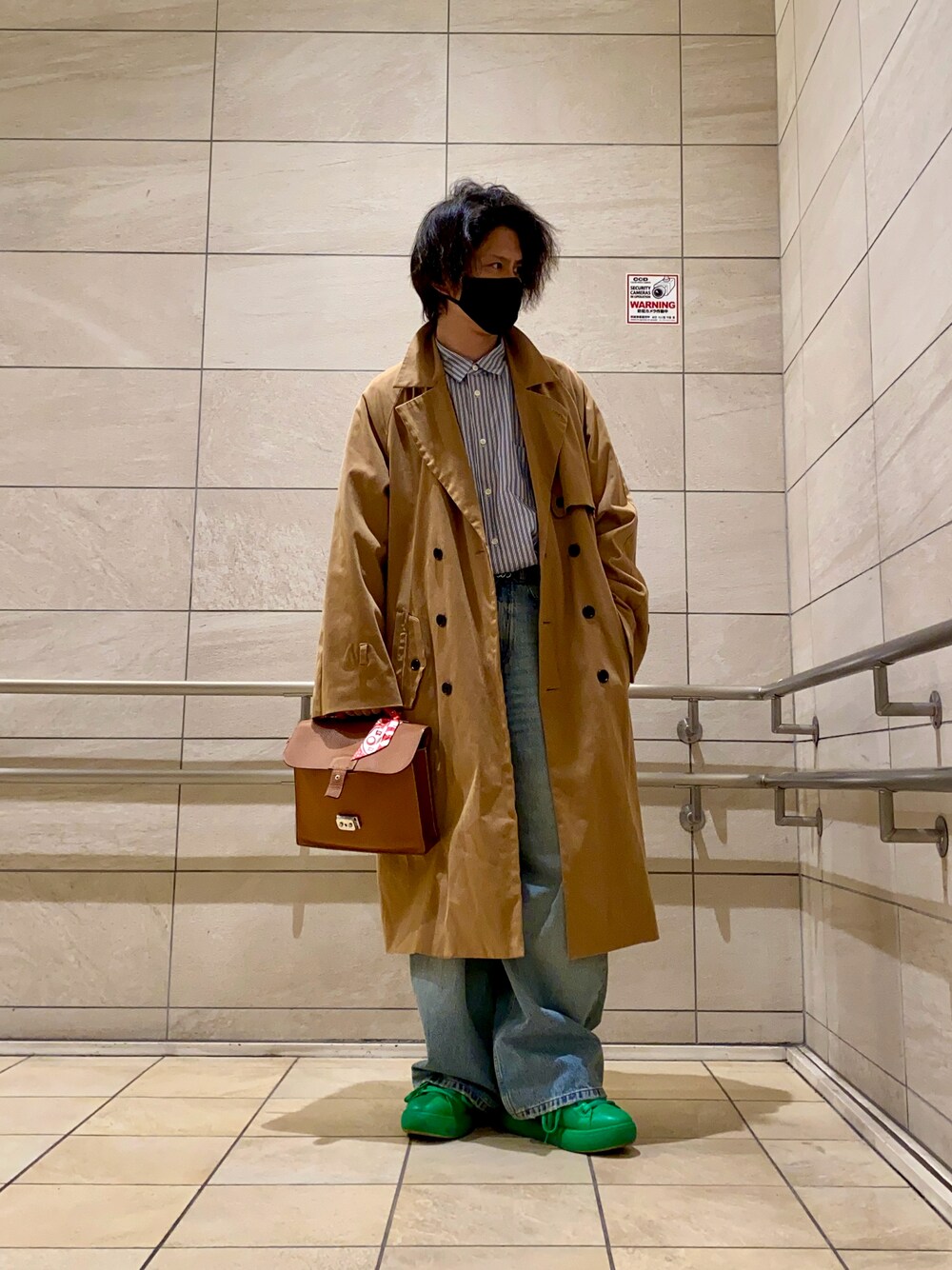 「ワイドパンツ、冬コーデ、シャツスタイル、シャツ、トレンチコート、デニム、デニムパンツ、スニーカー、スニーカーコーデ、大人カジュアル、コート、カジュアルコーデ、おしゃれさんと繋がりたい、オーバーサイズ、ootd」｜「HERMESのアイテム（ビジネスバッグ、オレンジ系）」を使った、GYUNさん（メンズ・173cm）の冬コーディネートの1枚目の写真