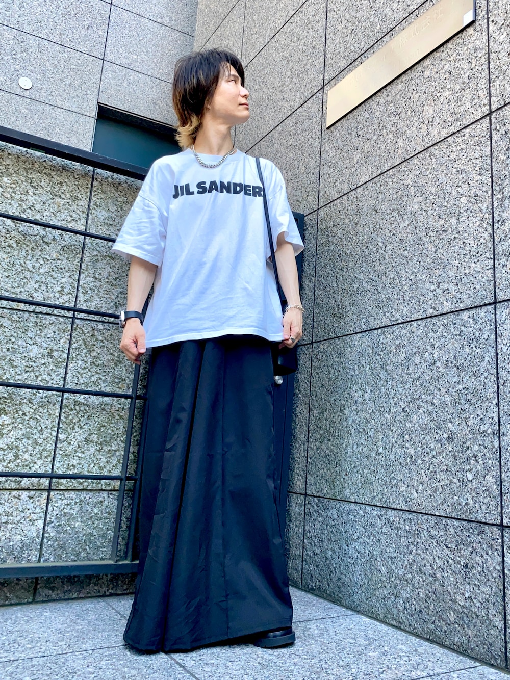 「アツいコーデ全部見せ、夏コーデ、シンプルコーデ、スカート、スカート男子、コムデギャルソン、ジルサンダー、ボッテガヴェネタ、Tシャツ、Tシャツコーデ、エルメス、おしゃれさんと繋がりたい、きれいめカジュアル、モノトーン、ブーツ」｜「JIL SANDERのアイテム（Tシャツ/カットソー、ホワイト系）」を使った、GYUNさん（メンズ・173cm）の夏コーディネートの1枚目の写真