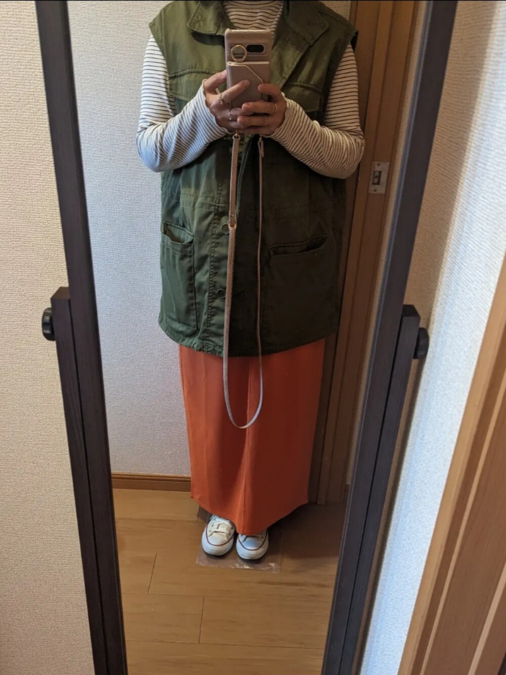 「earth music&ecologyのアイテム（Tシャツ/カットソー、ホワイト系）」を使った、mさん（レディース・150cm）の春コーディネートの1枚目の写真