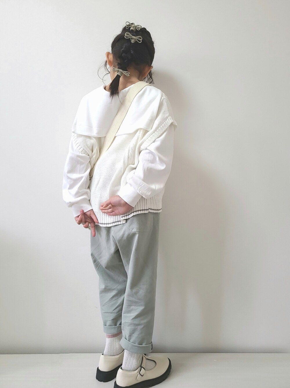 ホワイト系のTシャツ/カットソー、ホワイト系のベスト、その他のバッグを着用したキッズの春コーディネートの2枚目の写真