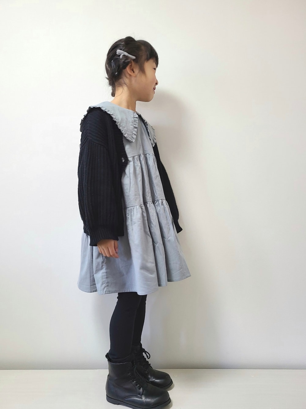 ブルー系のワンピース、ブラック系のブーツ、その他のフォトフレームを着用したキッズの冬コーディネートの2枚目の写真