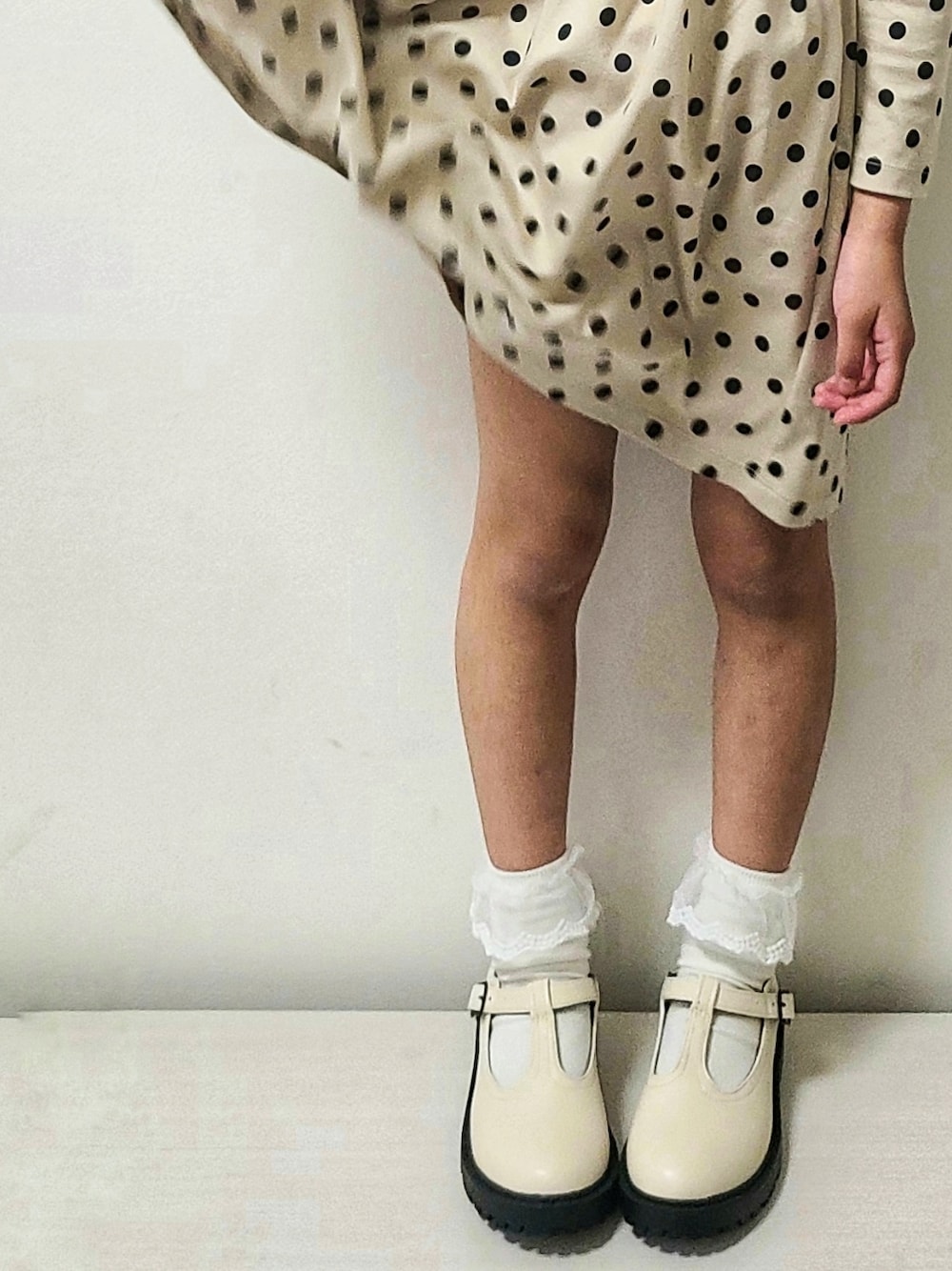 ベージュ系のワンピース、ホワイト系のシューズ、パープル系のランドセルを着用したキッズの春コーディネートの3枚目の写真