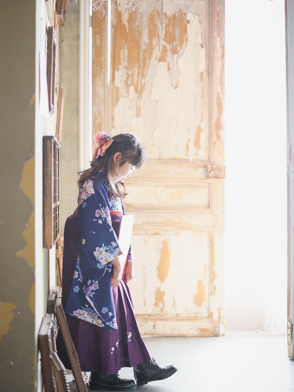 ブラック系のブーツ、ブルー系の着物を着用したキッズの春コーディネートの1枚目の写真