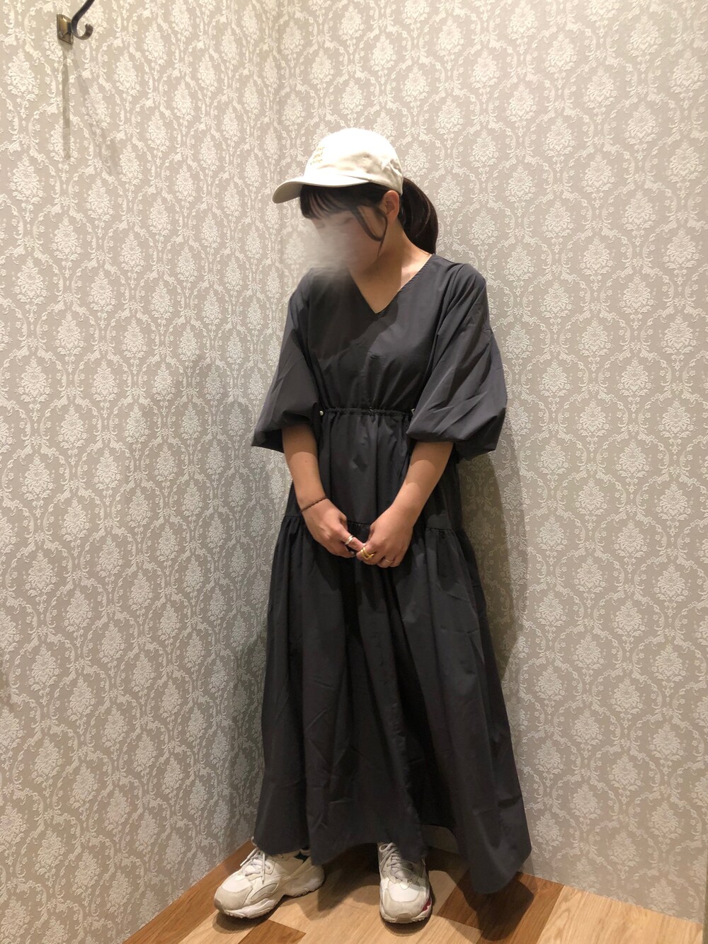 「ワンピース、ティアード、秋コーデ、キャップ、スニーカー、グリーンパークス、Green Parks」｜「ELENCARE DUEの・ELENCARE DUE ナイロンティアードワンピース（ワンピース、グレー系）」を使った、tamaさん（レディース・154cm）の夏コーディネートの1枚目の写真
