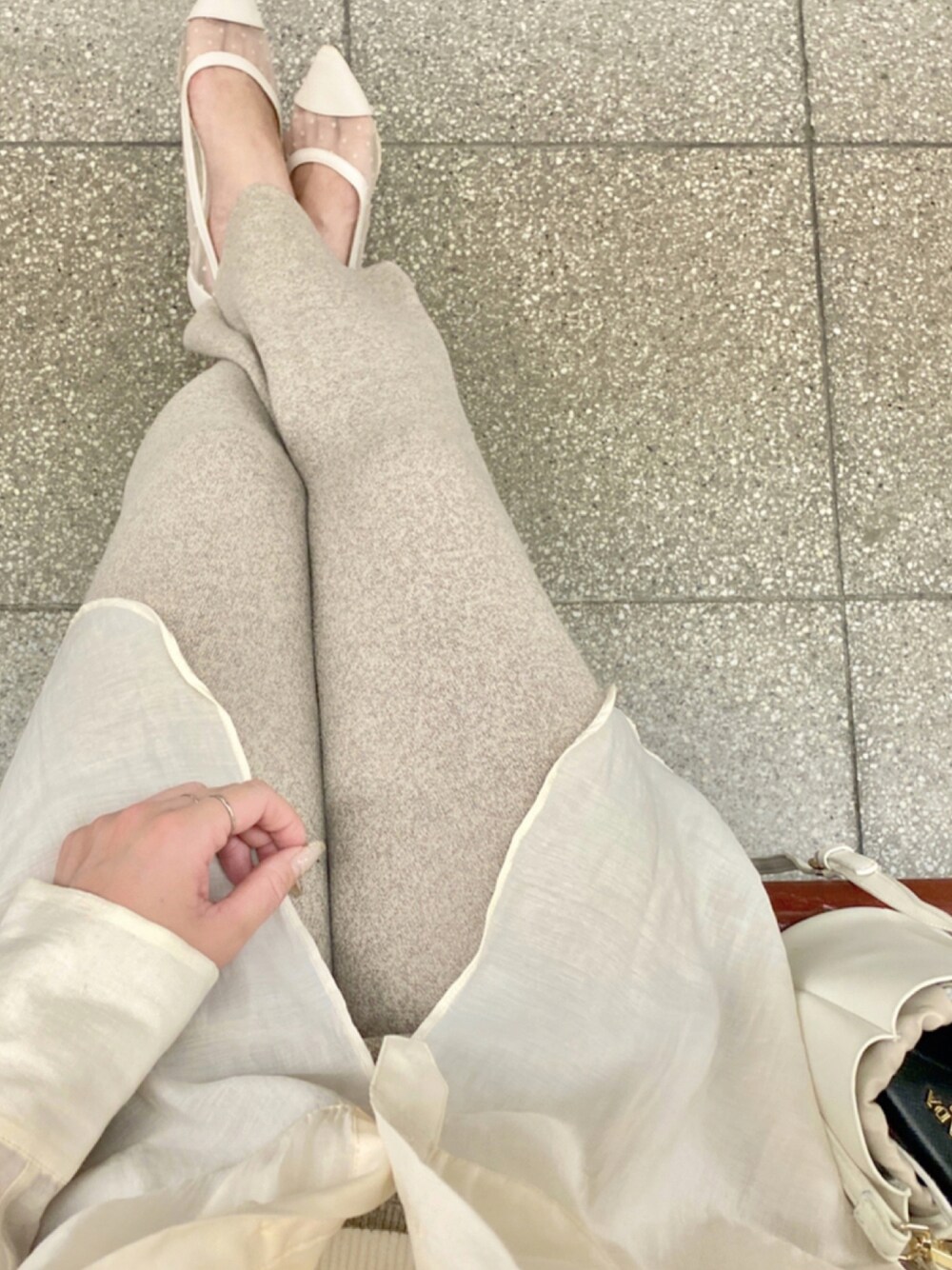 「ブラウス、ワントーンコーデ、大人女子、ニットパンツ、ブラウス×ニット、リラックススタイル、ゆるコーデ、プチプラコーデ」｜「B.C STOCKの《予約》ブザムキリカエシアーシャツ◆（トップス、ホワイト系）」を使った、harunaさん（レディース・161cm）の夏コーディネートの1枚目の写真