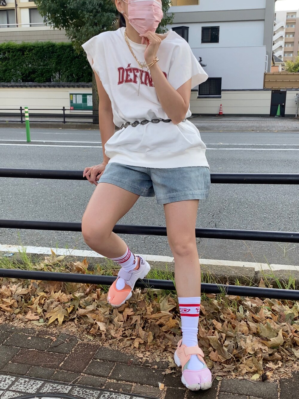 「低身長コーデ、RETRO GIRL、x-girl、休日スタイル、夏終わり、streetsnap、snap、white」｜「RETRO GIRLのアイテム（Tシャツ/カットソー、ホワイト系）」を使った、Birdy Pさん（レディース・152cm）の秋コーディネートの1枚目の写真