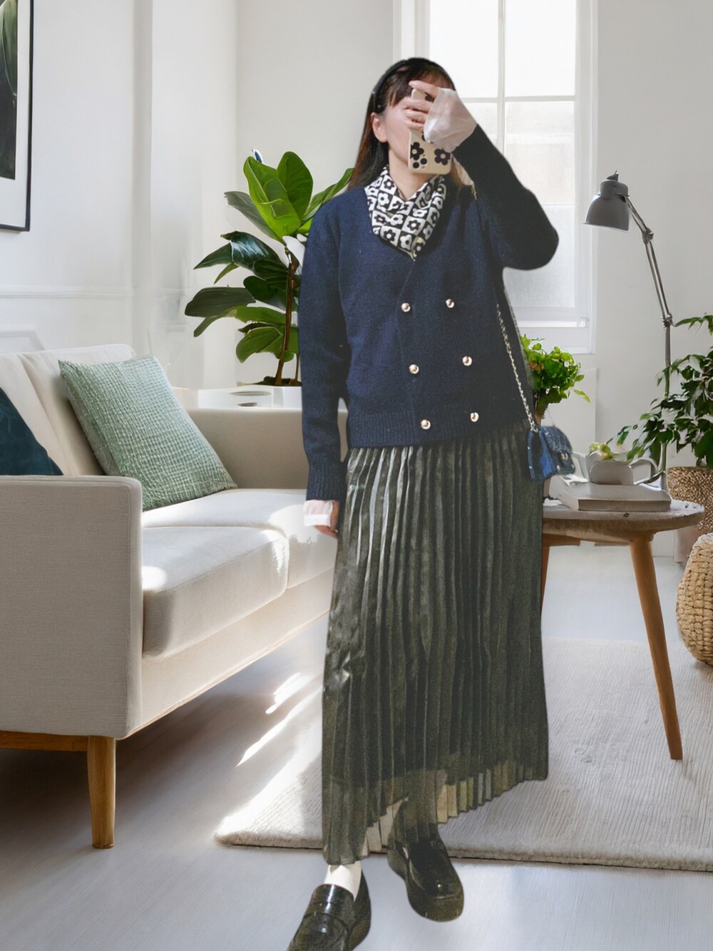 「秋、オトナカジュアル、シンプルコーデ、今日のコーデ、お洒落さんとつながりたい、シンプル、秋服準備はじめました、黒、ロゴスウェット、いいね、save、フォローお願いします🤑」｜「KBFのグリッタープリーツスカート（スカート、ブラック系）」を使った、Birdy Pさん（レディース・152cm）の秋コーディネートの1枚目の写真