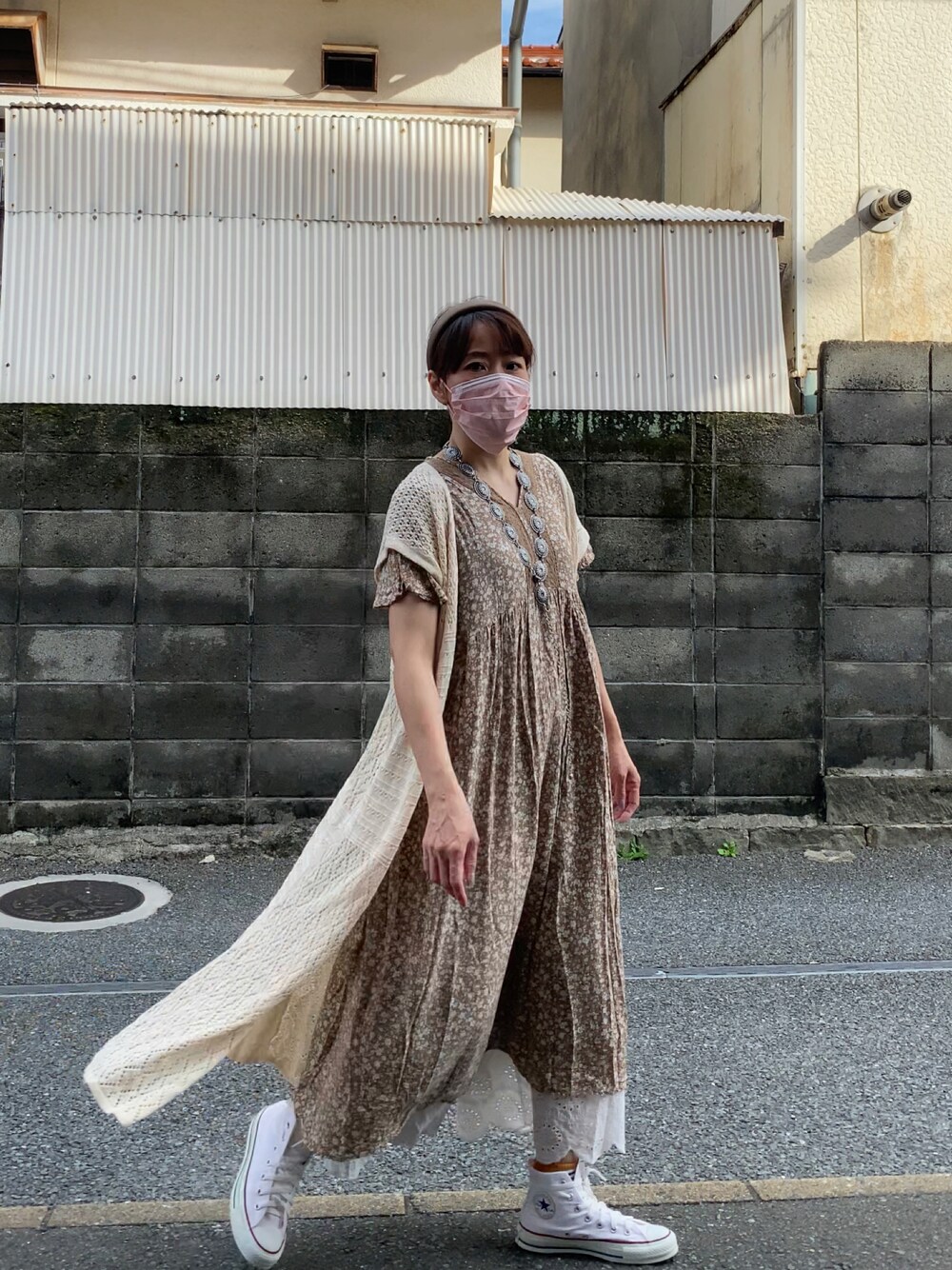 「秋色、シンプルコーデ、大人かわいい、ワントーンコーデ、お洒落さんとつながりたい、snap、秋コーデ、秋カラー」｜「CONVERSEのアイテム（スニーカー、ホワイト系）」を使った、Birdy Pさん（レディース・152cm）の秋コーディネートの1枚目の写真