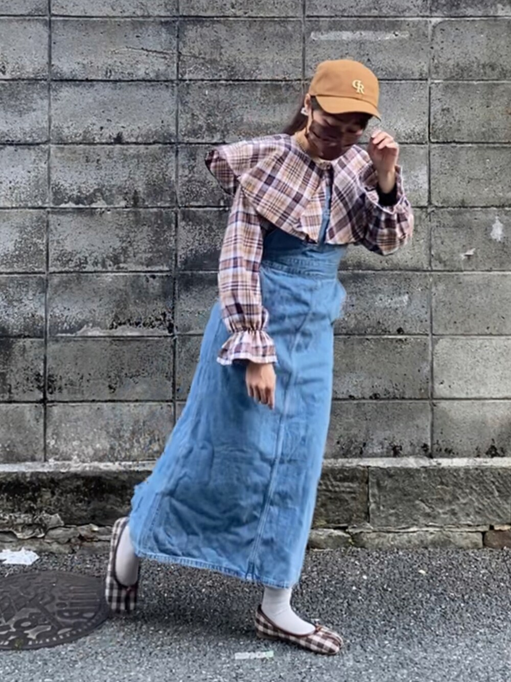 「大人女子、ゆるコーデ、春色、シンプル、チェック、淡色女子、淡色コーデ、デニム、メッシュ」｜「Latticeのロゴキャップ2（ハット、ブラウン系）」を使った、Birdy Pさん（レディース・152cm）の春コーディネートの1枚目の写真