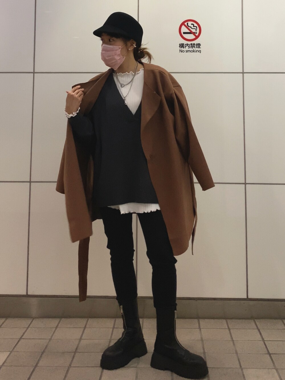 「秋服、デニムパンツ、トレンチコート、ジャケット、スキニーデニム、モノトーン、リバーシブル」｜「SLYのZIP UP TRACK SOLE BOOTS/ジップアップトラックソールブーツ（ブーツ、ブラック系）」を使った、Birdy Pさん（レディース・152cm）の秋コーディネートの1枚目の写真