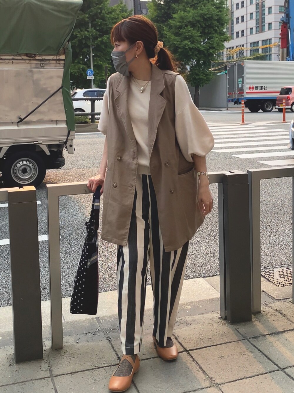 「初夏コーデ、ゆるコーデ、オトナカジュアル、低身長女子、かごバッグ、休日スタイル、ドット」｜「beautiful peopleのアイテム（ハンドバッグ、ブラック系）」を使った、Birdy Pさん（レディース・152cm）の春コーディネートの1枚目の写真