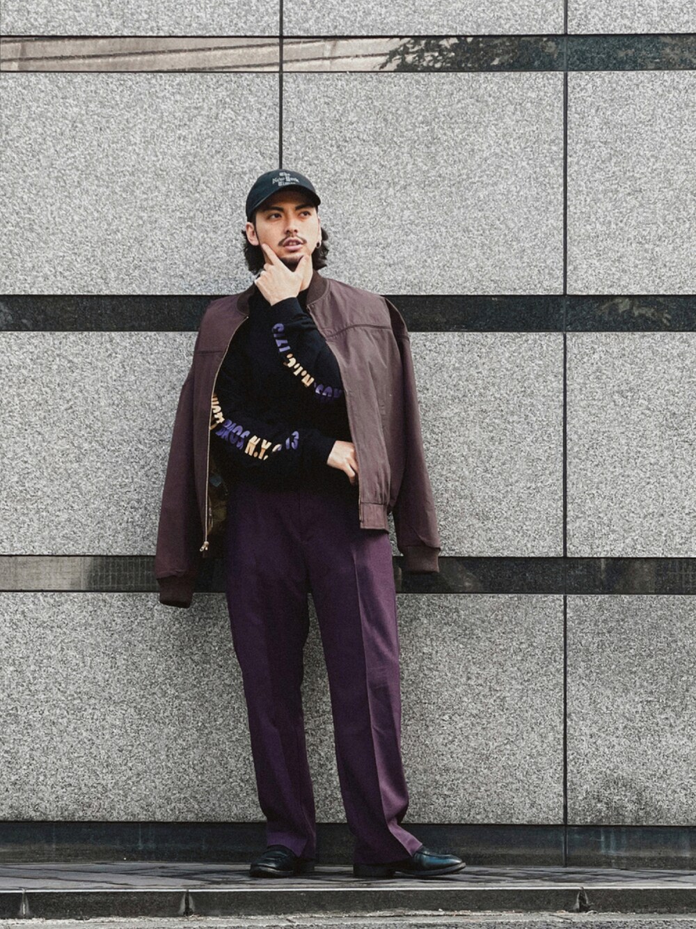「秋コーデ、紫コーデ、だから秋服が好き、スラックス、カラーパンツ、ローファー、SCHOTT、大人カジュアル、今日のコーデ、お洒落さんとつながりたい、休日コーデ、キャップ、ワイドパンツ、袖プリント、秋のコーデ」｜「schottのSchott/ショット/DERBY JACKET/ダービージャケット（ブルゾン、ブラウン系）」を使った、yamazakiさん（メンズ・170cm）の秋コーディネートの1枚目の写真