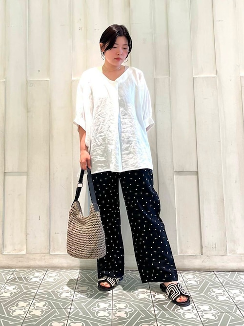 新品 タグ付き アーバンリサーチドアース リネンギャザースリーブVネックブラウス セール】リネンギャザースリーブVネックブラウス（シャツ
