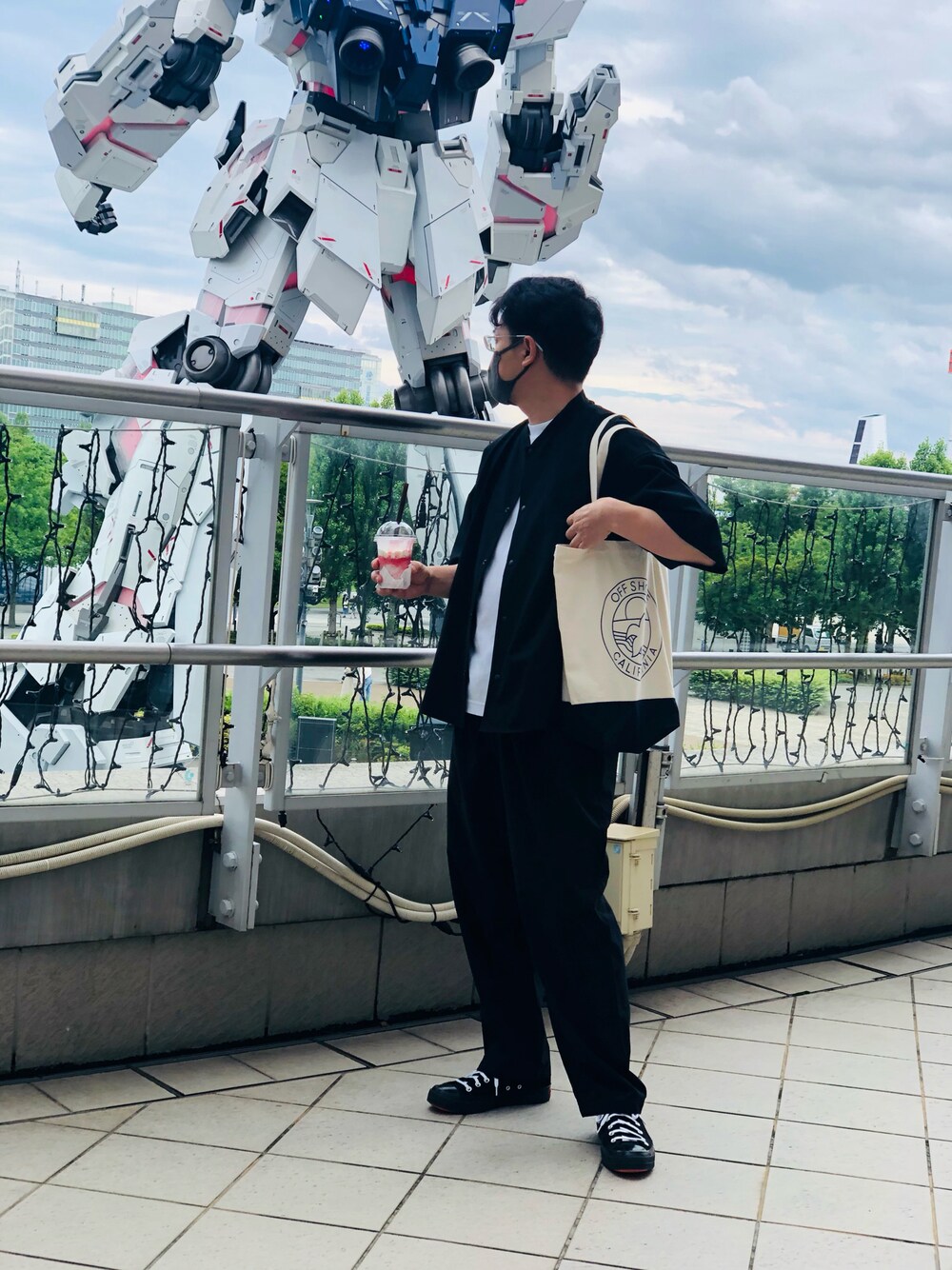 「リラックス、プチプラコーデ、イージーパンツ、ビッグシルエット、バンドカラーシャツ」｜「MUJI Laboのアイテム（シャツ/ブラウス、ブラック系）」を使った、clockworkysさん（メンズ・168cm）の夏コーディネートの1枚目の写真