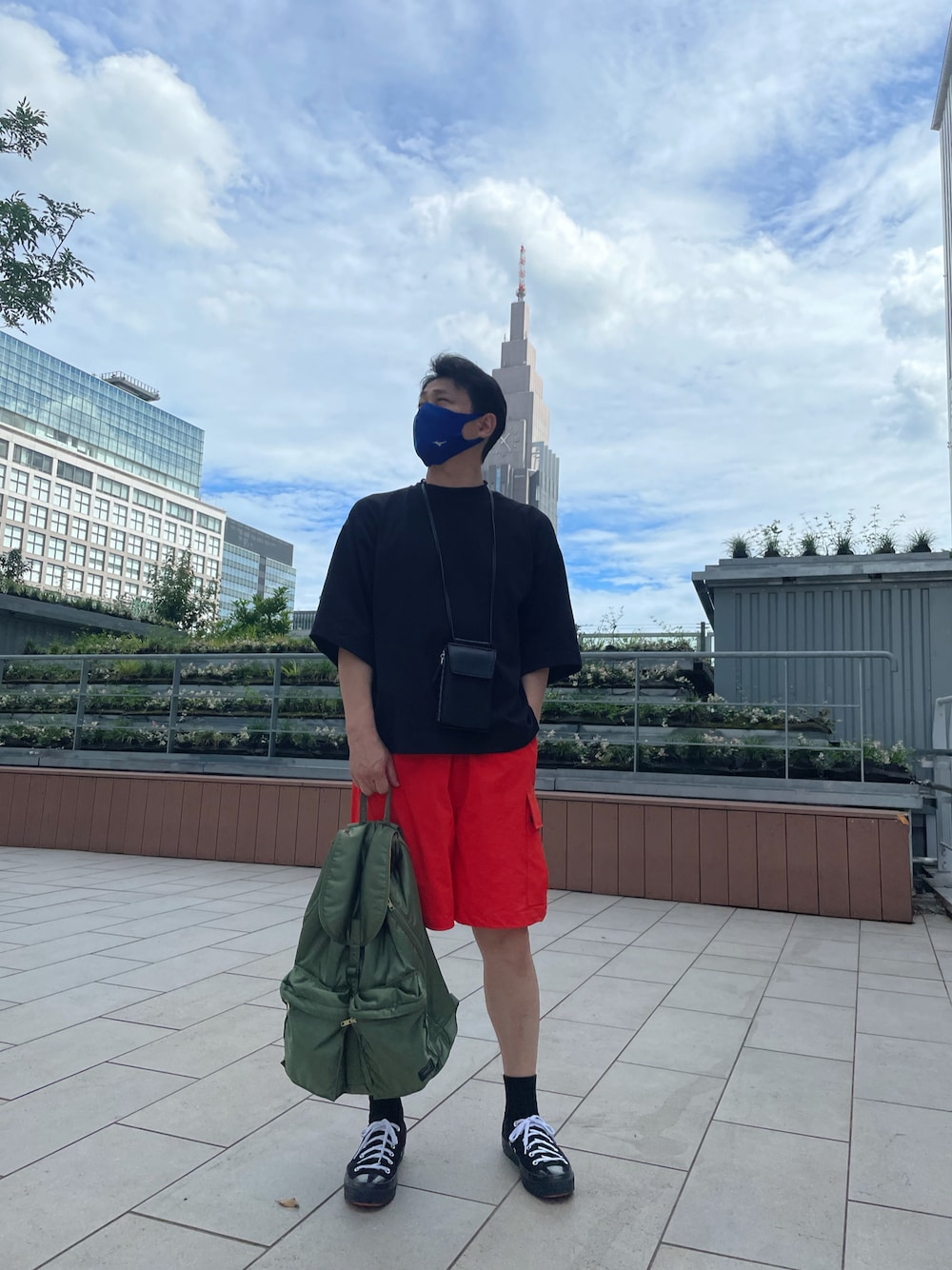 「ショートパンツ、今日のコーデ、タンカー、ポーター、MUJI Labo、ニコアンド」｜「MUJI Laboのアイテム（Tシャツ/カットソー、ブラック系）」を使った、clockworkysさん（メンズ・168cm）の夏コーディネートの1枚目の写真