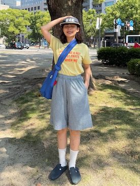 「FFEIN（フェイン）の【FFEIN（フェイン）】ぼかしメッセージロゴショート丈Tシャツ / Tシャツ クルーネック 半袖 プリント ぼかし 【短丈】（Tシャツ/カットソー、イエロー系）」を使った、Riiさん（レディース・157cm）の夏コーディネート
