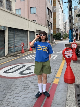 「FFEIN（フェイン）の【FFEIN（フェイン）】手書きロゴショート丈Tシャツ / Tシャツ クルーネック 半袖 プリント 手書きロゴ【短丈】（Tシャツ/カットソー、ブルー系）」を使った、Riiさん（レディース・157cm）の春コーディネート