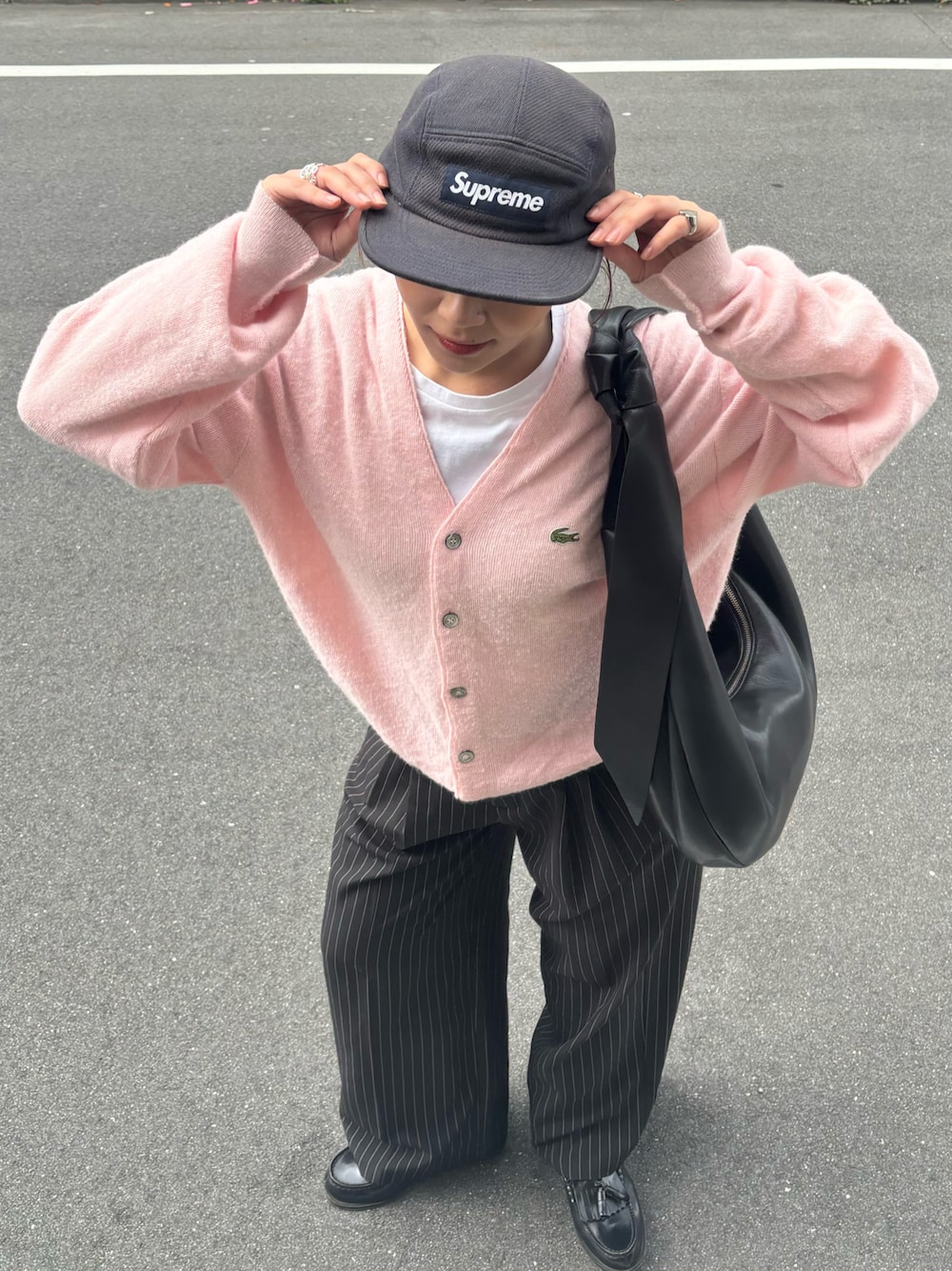 「春めき満開コーデ、カーディガン、シティガール、春服コーデ、お花見コーデ、キャップコーデ」｜「LACOSTEの【ヴィンテージ古着】80s IZOD LACOSTE/アイゾッドラコステ アクリルカーディガン USA製（カーディガン/ボレロ、ピンク系）」を使った、Riiさん（骨格ウェーブ・レディース・157cm）の春コーディネートの1枚目の写真