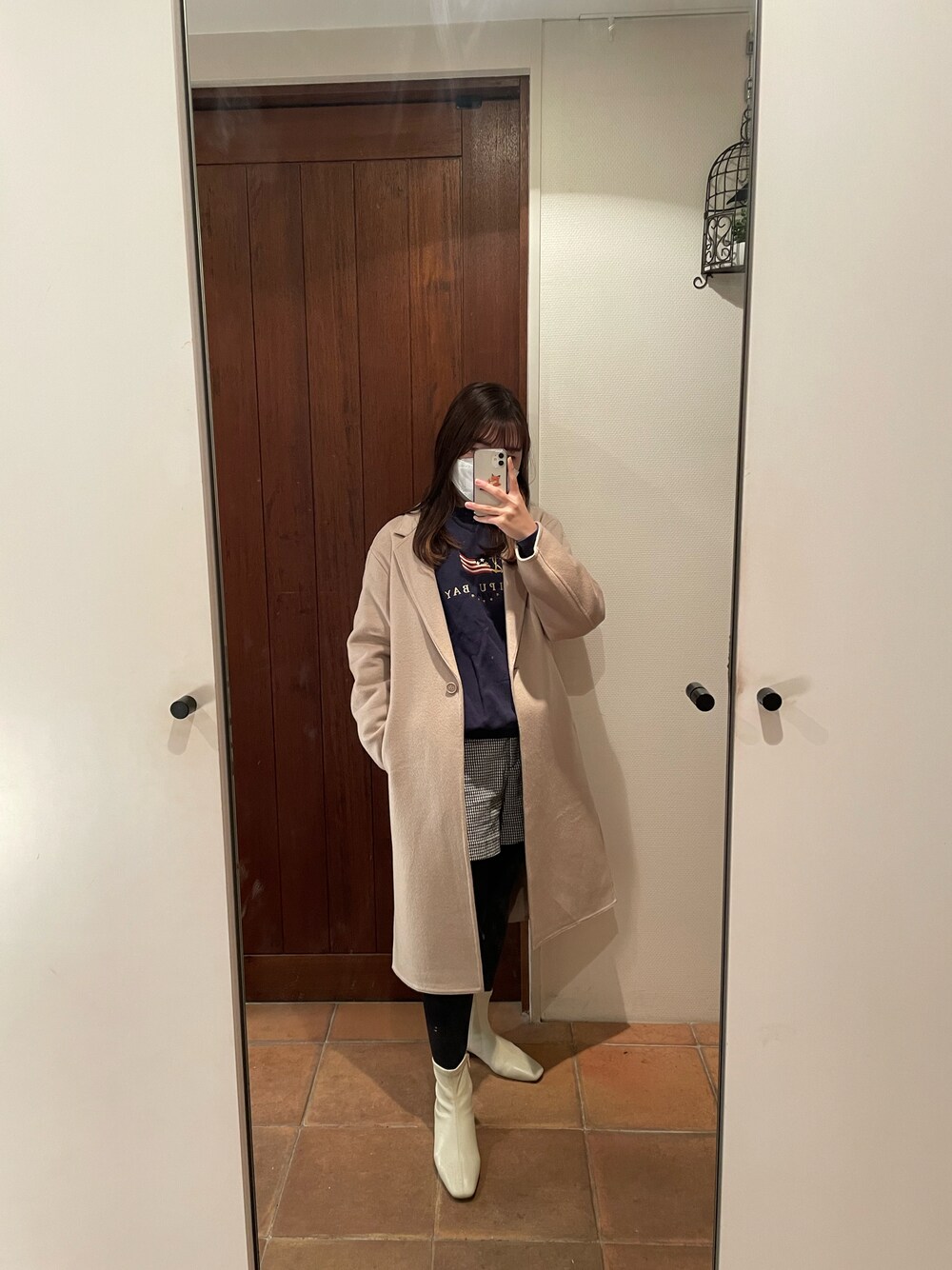 「冬コーデ、カジュアルコーデ、ロングコート、チェスターコート、ベージュコート、チェックパンツ、白ブーツ、ブーツ、オトナ女子、ホワイトブーツ」｜「UNIQLOのアイテム（チェスターコート、ベージュ系）」を使った、Natsumiさん（レディース・154cm）の冬コーディネートの1枚目の写真