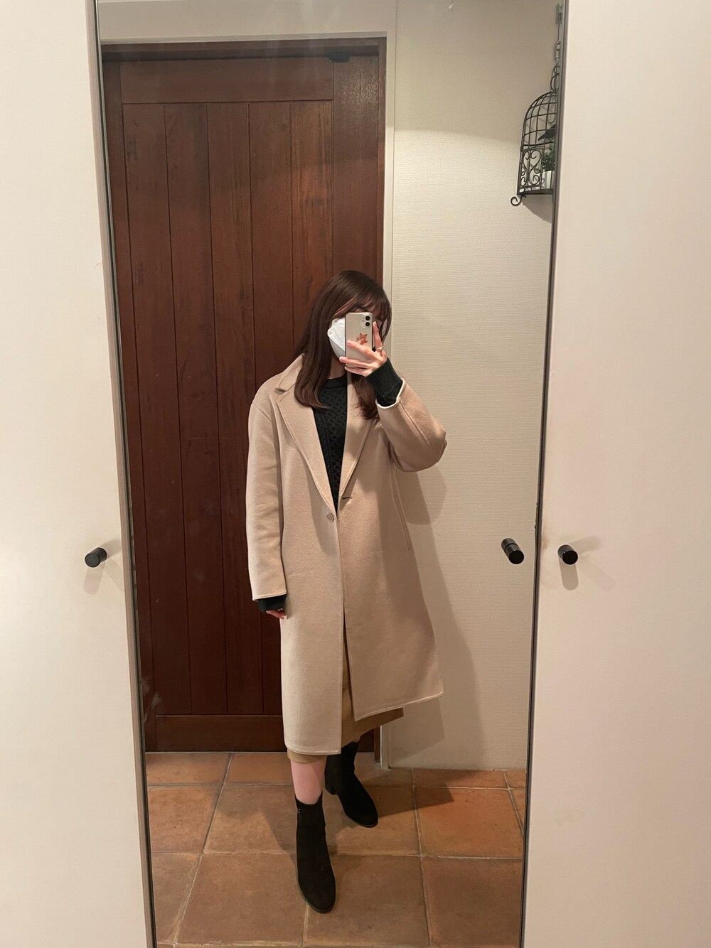 「チェスターコート、冬コーデ、ロングコート、カジュアルコーデ、グリーンニット、黒ブーツ、ベージュコート」｜「UNIQLOのアイテム（チェスターコート、ベージュ系）」を使った、Natsumiさん（レディース・154cm）の秋コーディネートの1枚目の写真