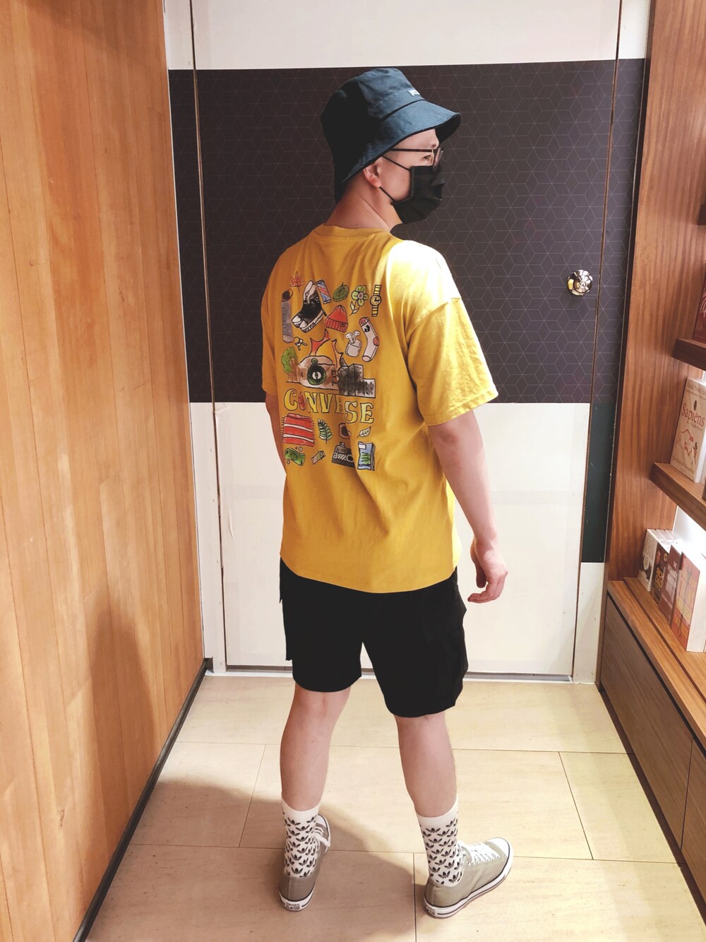 「誠品書店」｜「Dickiesのアイテム（カーゴパンツ、ブラック系）」を使った、Hiroshi Chenさん（メンズ・179cm）の夏コーディネートの1枚目の写真