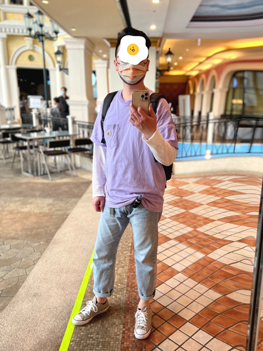 「大遠百」｜「Carharttのアイテム（Tシャツ/カットソー、パープル系）」を使った、Hiroshi Chenさん（メンズ・179cm）の春コーディネートの1枚目の写真