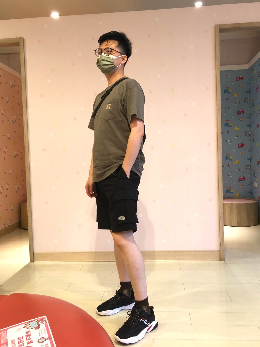 「簡約、大遠百」｜「Carhartt WIPのアイテム（Tシャツ/カットソー、グレー系）」を使った、Hiroshi Chenさん（メンズ・179cm）の秋コーディネートの1枚目の写真
