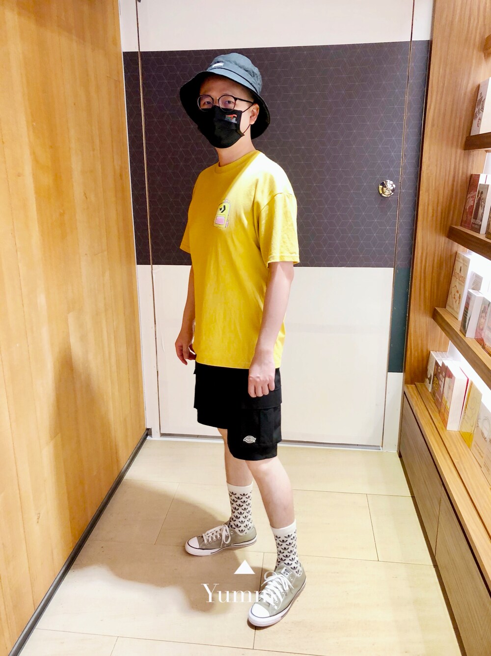 「誠品書店」｜「CONVERSEのアイテム（Tシャツ/カットソー、イエロー系）」を使った、Hiroshi Chenさん（メンズ・179cm）の夏コーディネートの1枚目の写真
